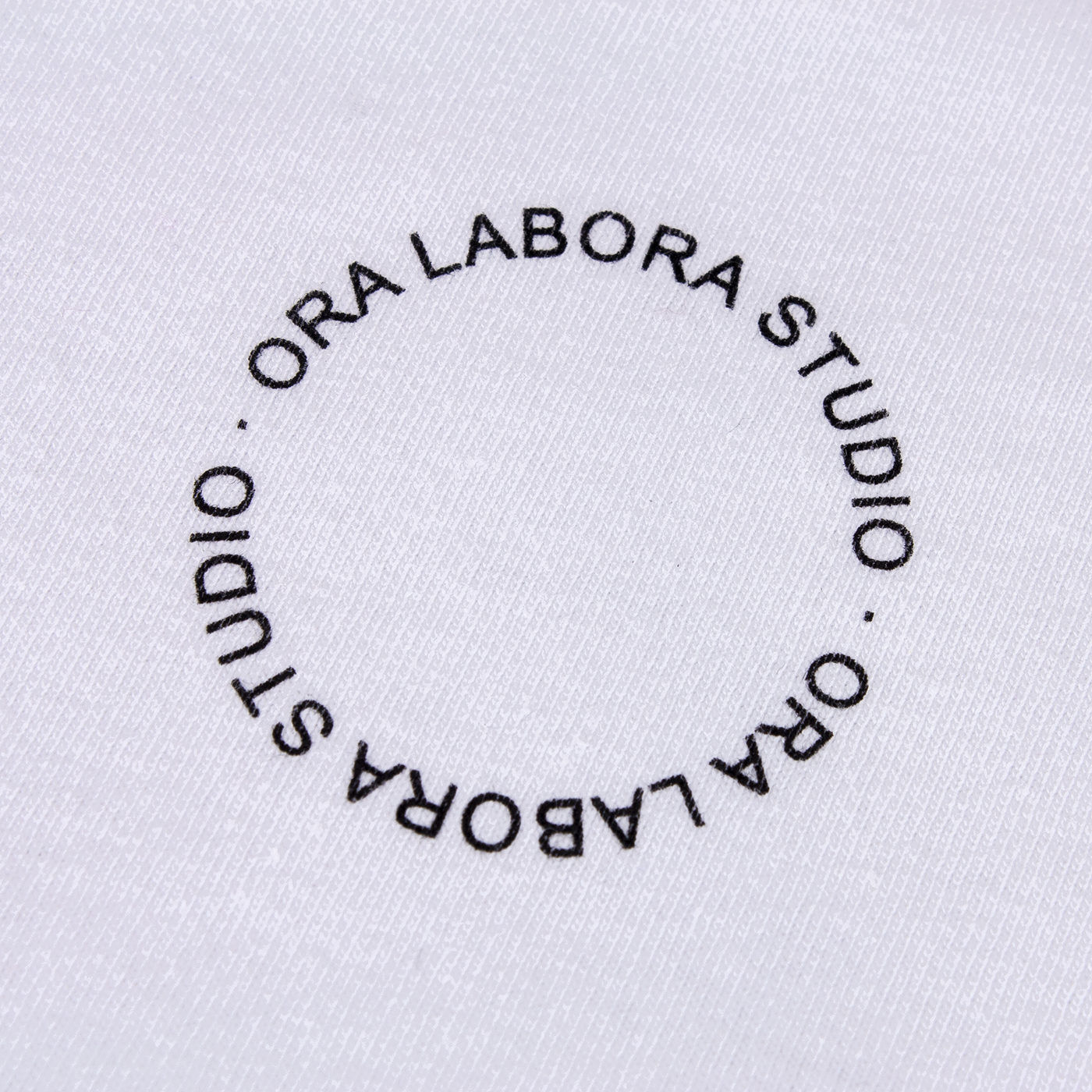 Camiseta-OraLaboraStudio-detalle-cuadrada-web
