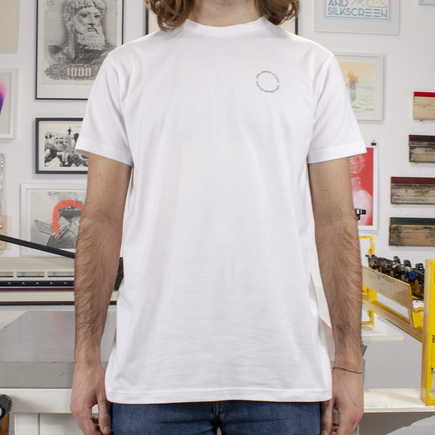 Camiseta-OraLaboraStudio-pecho-hombre-cuadrada-detalle