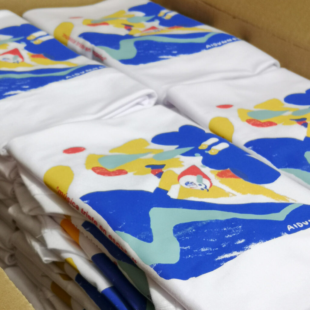Estampado textil: camiseta serigrafiada para Aidunnou con tintas al agua