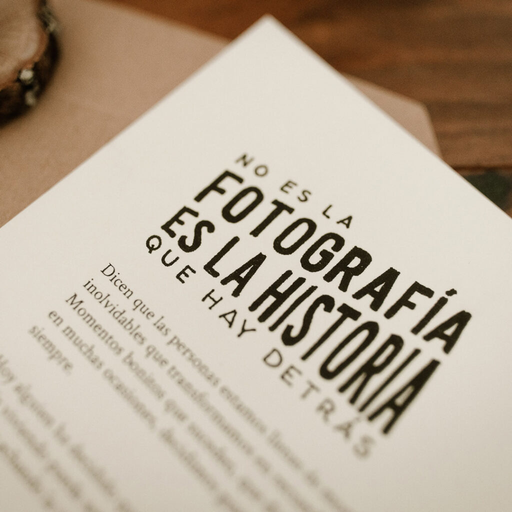 Bolsas de algodón reciclado serigrafiadas con tinta al agua ecológica y tarjetas regalo impresas en risografía para el fotógrafo Álvaro Sancha.