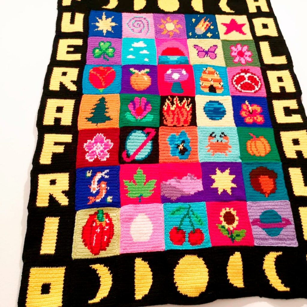 Vivan mis dueñas, Ainoa Riesco. Instalación textil tejida a crochet, 2023.