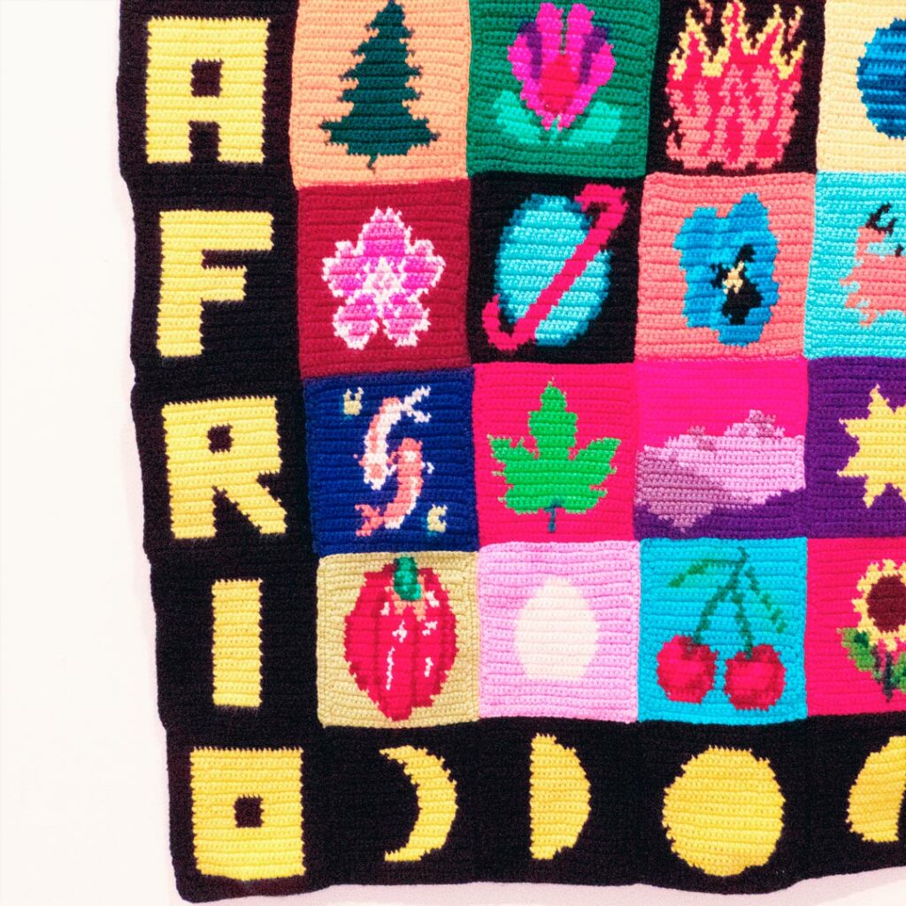 Vivan mis dueñas, Ainoa Riesco. Instalación textil tejida a crochet, 2023.