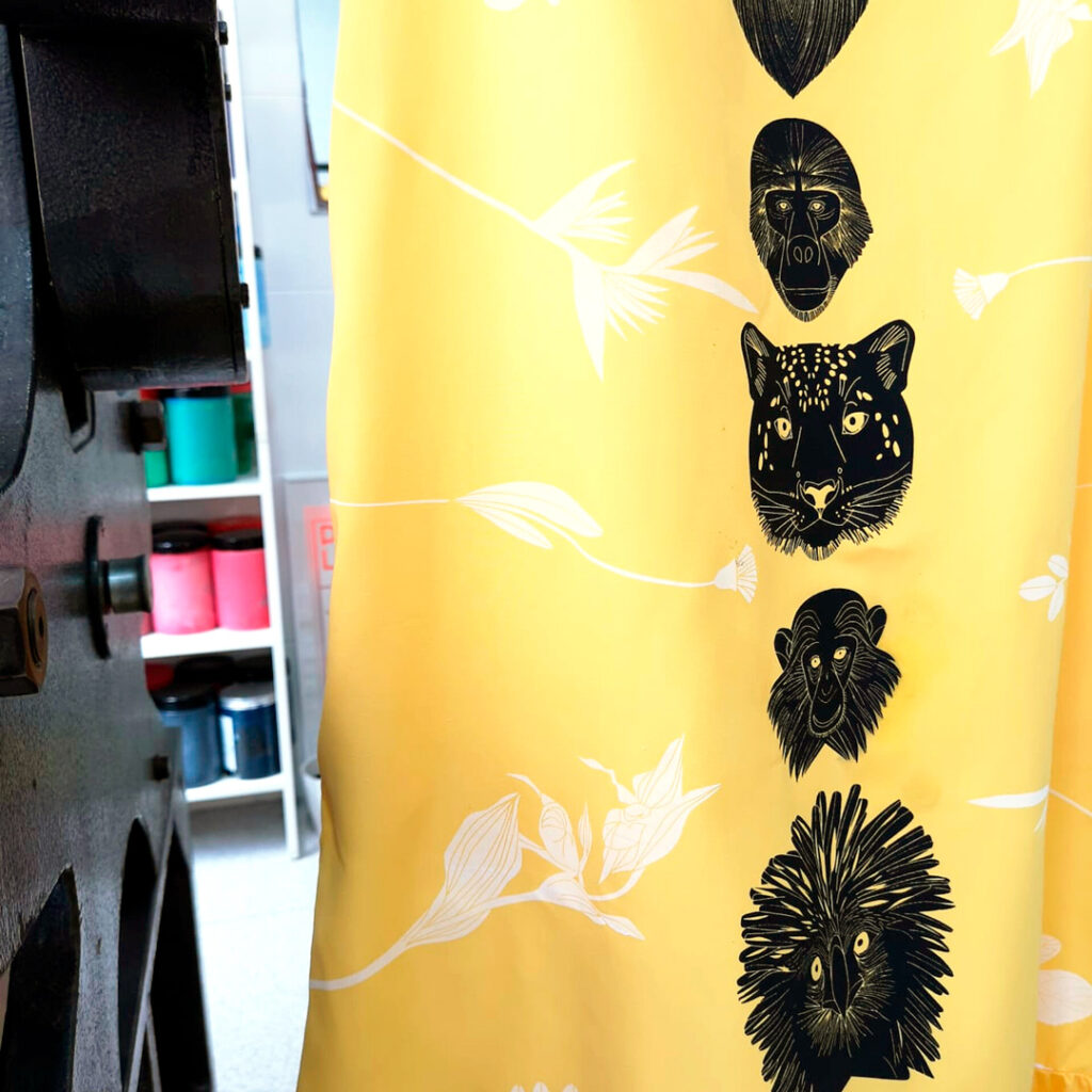 Serigrafía textil con estampado de animales y flores para la firma Magical Crisálida.