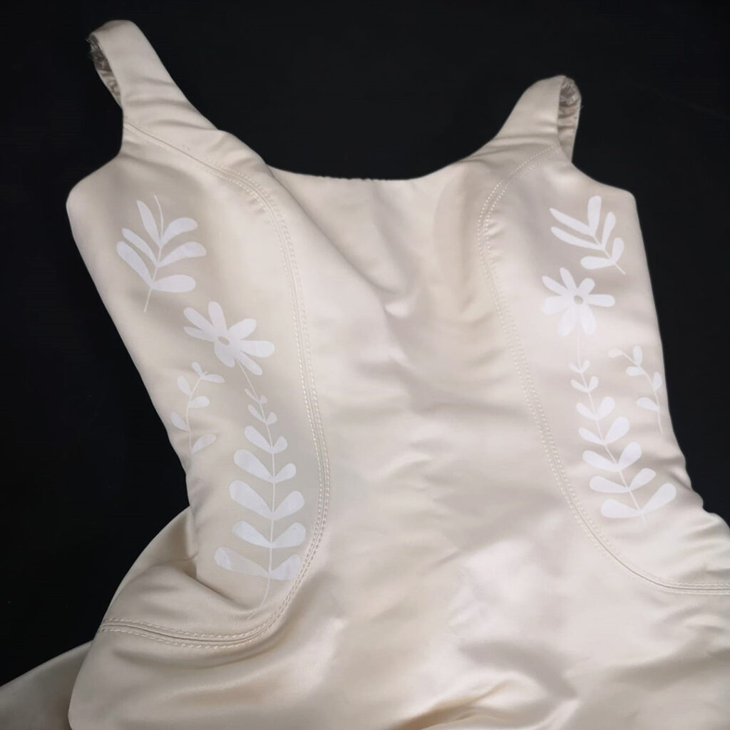Serigrafía textil sobre traje de novia vintage para la firma Magical Crisálida
